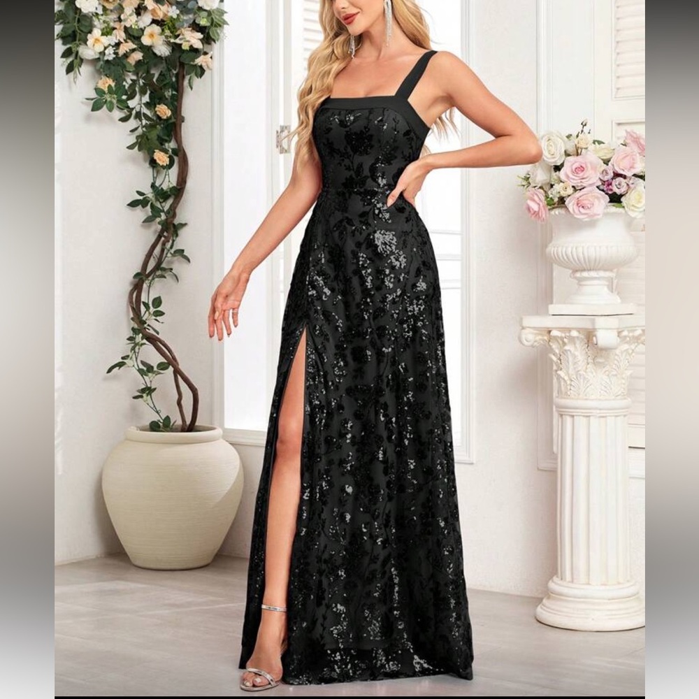 Elegant Black Floral Sequins Evening Gown - Picture 4 of 6